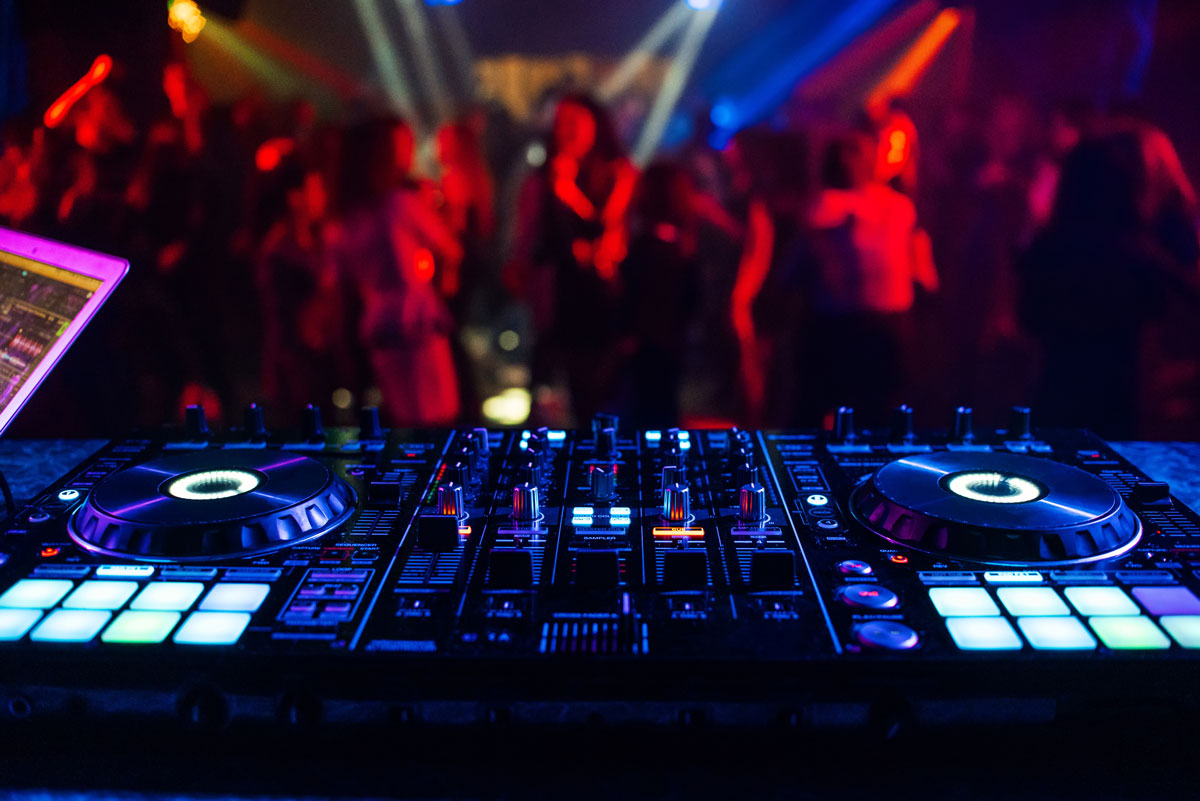 Event DJ Berlin live am Mischpult